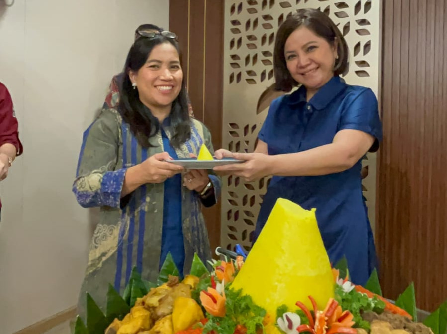 Foto :&nbsp;Komisaris Utama Herlina Dihardjo menyerahkan tumpeng kepada&nbsp;Direktur Utama Murni Ardina Pandiangan.